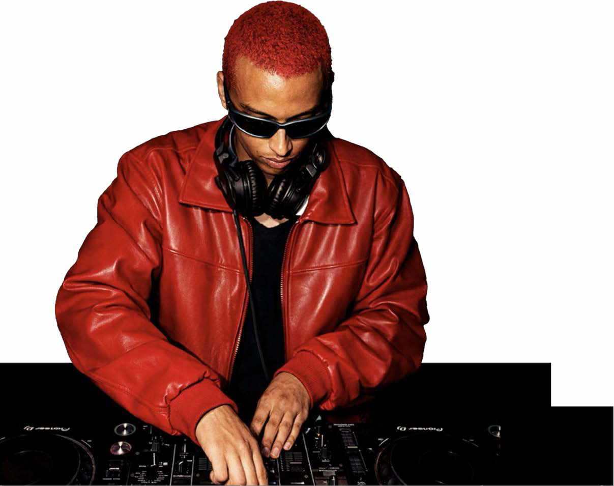 DJ in een rood jasje achter de draaitafels.
